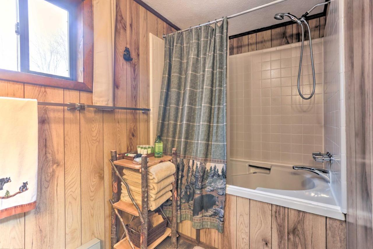 Bear Den Rustic Pocono Lake Home With Game Room! Bagian luar foto