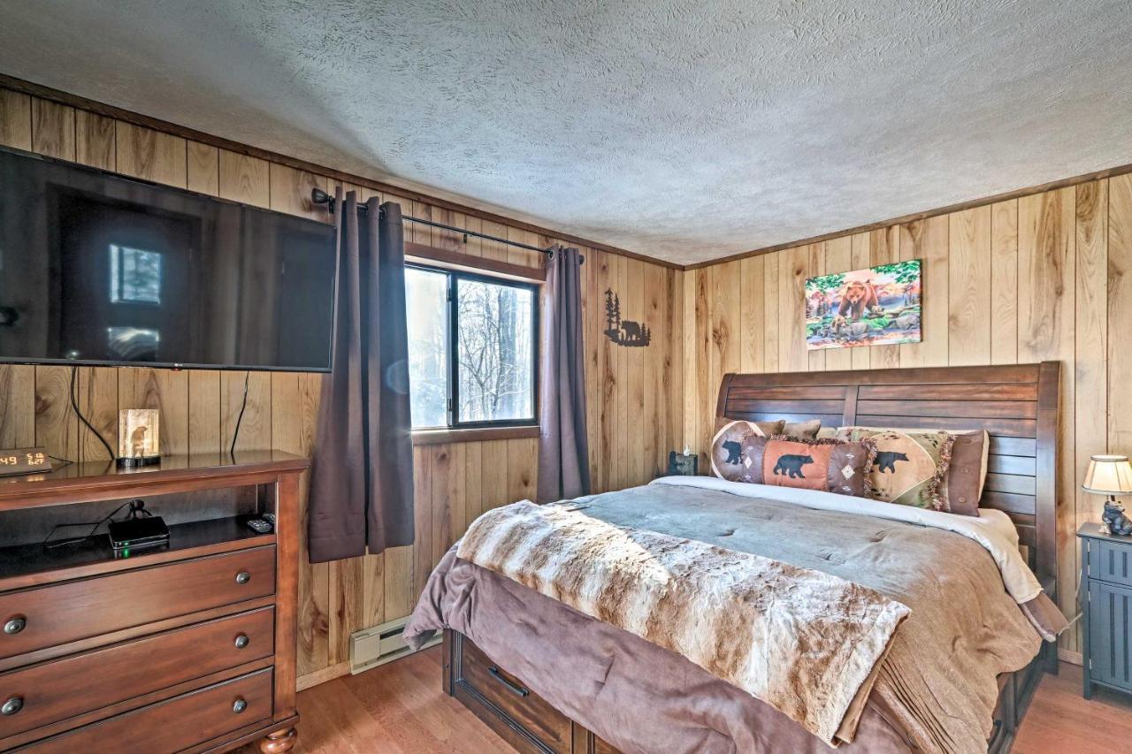 Bear Den Rustic Pocono Lake Home With Game Room! Bagian luar foto